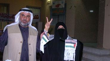 خديجة جمال ترفع اشارة النصر بعد شراء «كوفية» هنية 