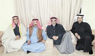 جالسا مع رواد ديوانه