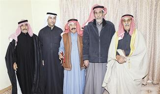 ... ومع عدد من رواد ديوانه	(تصوير جلال معوض)