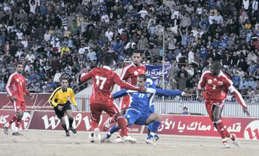 بدر المطوع يحاول اختراق دفاع عمان 	(تصوير أحمد عماد)