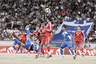 حسين فاضل يسدد كرة خلفية وسط دفاع عمان