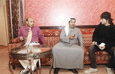 العقل والعلي يتحدثان الى الزميل علاء محمود    	 (تصوير - أسعد عبدلله)