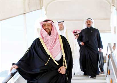 الفهد ينزل من سلم الطائرة