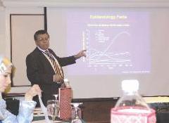 مصطفى الصيرفي مستعرضاً بحثه عن «مرض العصر»