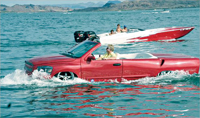 البرمائية جنباً إلى جنب مع زورق