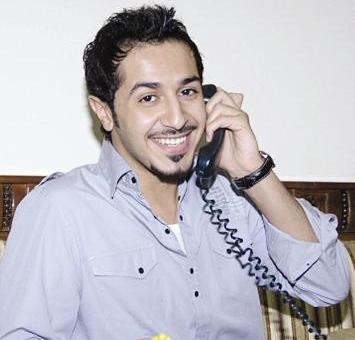 حمد يستمع لإحدى المتصلات وهي تغني له