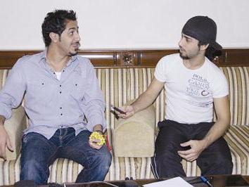 حمد العماني متفاجئاً بأحد أسئلة الزميل علاء محمود