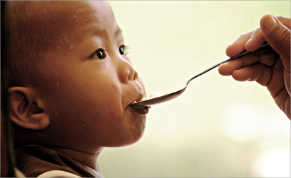 u0641u064au0644u064au0628u064au0646u064au0629 u062au0637u0639u0645 u0637u0641u0644u0647u0627 u0628u0639u062fu0645u0627 u0634u0631u062fu062au0647u0645u0627 u0639u0627u0635u0641u0629 u00abu0645u0627u0631u0643u064au0646u0627u00bb u0641u064a u0636u0648u0627u062du064a u0645u0627u0646u064au0644u0627 (u0623 u0641 u0628)