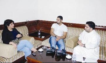 حسين المهدي متحدثا مع الزميلة ليلى أحمد والزميل حسين خليل