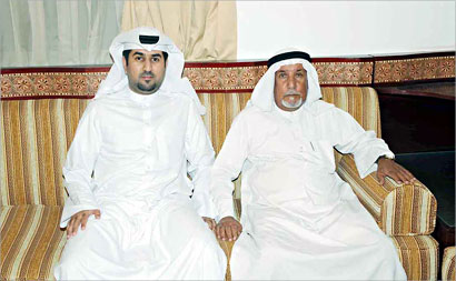 مع ابنه طلال