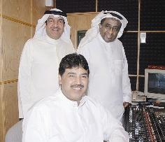 في الأستديو أثناء التسجيل 