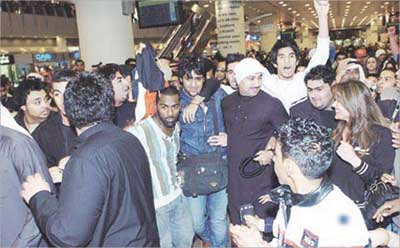 الجمهور يستقبل عبد العزيز الأسود في المطار عند عودته من «ستار أكاديمي»