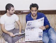 الأسود متحدثاً مع الزميل علاء محمود 	