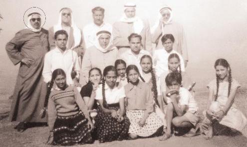 الشيخ عبدالله السالم مع مجموعة من الشيوخ وفي الدائرة الشيخ دعيج السلمان الصباح