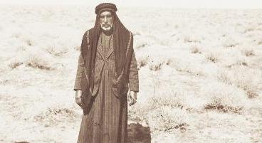 مجموعة من المدرسين خلال جولة لفحص أعمال الطلاب عام 1972