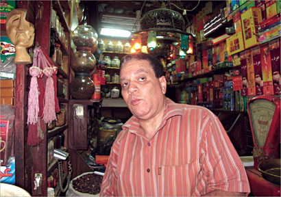 أحمد زلط داخل متجره