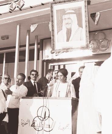 نورية السداني تلقي كلمة في حفل افتتاح سوق جمعية الدعية وبدا بالبشت خالد مشاري الروضان