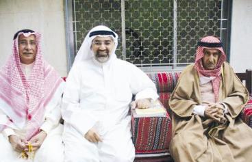 العم سيف مرزوق الشملان وبدر يوسف بن حسين الرومي وبينهما مؤلف الكتاب باسم عيسى اللوغاني