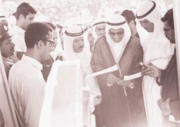 وزير الشؤون السابق عبدالعزيز الصرعاوي يفتتح سوق جمعية الدعية وإلى جانبه محمد المطوع