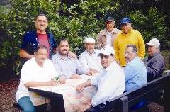 مع اصدقائه في لندن سنة 2000