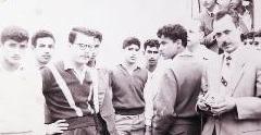 مع زملاء دراسته في مدينة الاحمدي سنة 1962