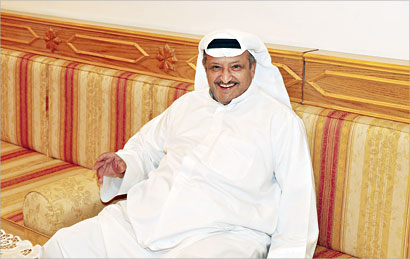 الساير مبتسماً لعدسة «الراي»