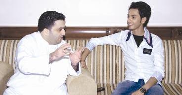 عبدالرحمن الدين يتحدث إلى الزميل حسين خليل 	(تصوير علي السالم)