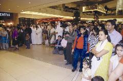 جمهور متنوع الأعراق يتابع فعاليات العروض	(تصوير طارق عزالدين)