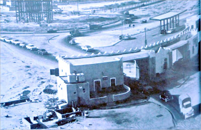 بوابة الجهراء سنة 1958 وتبدو محطة البنزين القديمة خارج البوابة