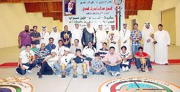 صورة جماعية للرماة الأبطال يتوسطهم سلمان الصباح