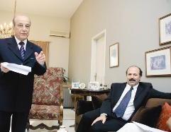 زراقط (جالساً) والنائب السابق بيار دكاش	 (تصوير جوزف نخلة)