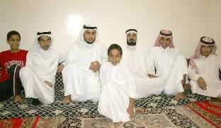 جالسا مع اولاده