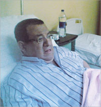 الهواري مصاباً في أحد مستشفيات المهندسين