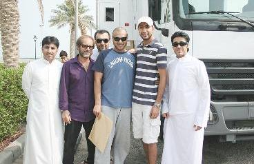 عبدالله الباروني مع فريق عمل «تلفزيون الأطفال»