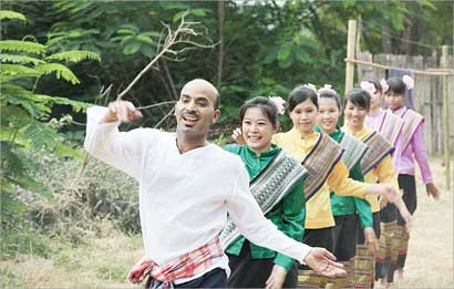 طارق العلي في لقطة من كليب «الدنيا دارت» 