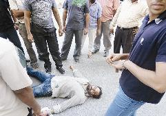 خالد أمين مضرجاً بدمائه