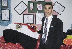 محمد جاد الكريم يحمل علم بلاده وجوائزه