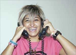 شجون ترد على اتصالات جمهورها (تصوير علي السالم) 