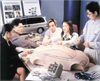 مهندسو «كيا» يعملون على تصميم احدى السيارات