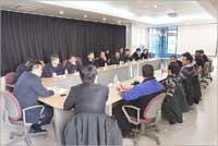 من جلسة الحوار بين مهندسي «كيا» واعضاء الوفد الزائر