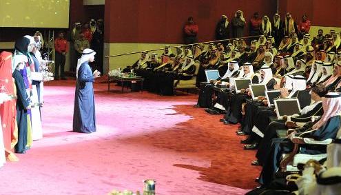 حمد بوناشي ملقيا قصيدته أمام القادة 