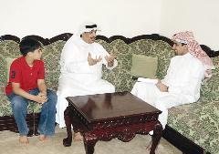 حمد ووالده يتحدثان إلى الزميل غانم السليماني	 (تصوير أسعد عبدالله)