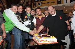 فريق كاوازاكي يقطع كيكة الحفل	(تصوير أحمد عماد)