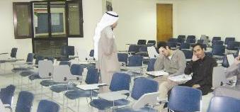 قاعات الدراسة شبه خاليه