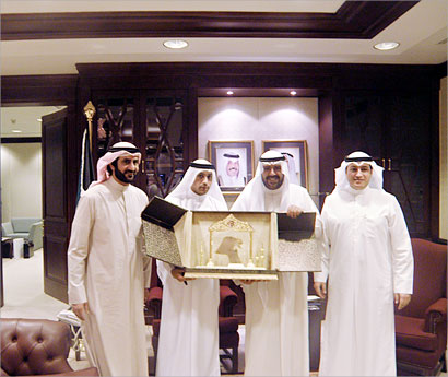 u0627u0644u0642u0628u0646u062fu064a u064au0642u062fu0645 u062fu0631u0639u0627 u062au0630u0643u0627u0631u064au0629 u0644u0644u0641u0647u062f u0628u062du0636u0648u0631 u0627u0644u0646u0627u0626u0628 u0639u0633u0643u0631 u0627u0644u0639u0646u0632u064a