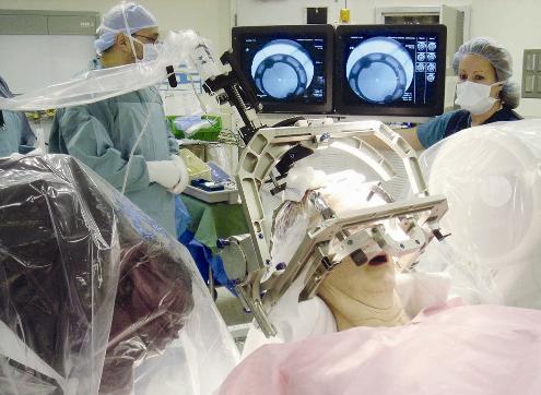 الفضلي يجري احدى العمليات