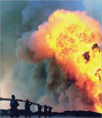 الغزو واشتعال الآبار ... أكبر محن القطاع