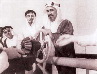 الشيخ أحمد الجابر يدشن تصدير النفط الكويتي عام 1946