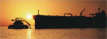 منصة تحميل بحرية في مياه الخليج