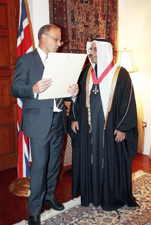 السفير البريطاني يقلد محمد الشايع الوسام 